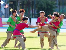 运动员们在场上奋勇争先，展现出色技艺