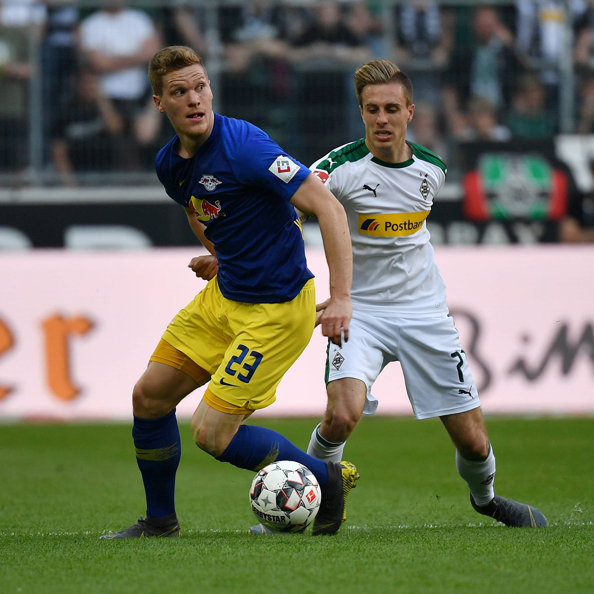 包含欧联杯战况：洛杉矶快船防线稳固，多特蒙德进攻受阻，库里成最佳的词条